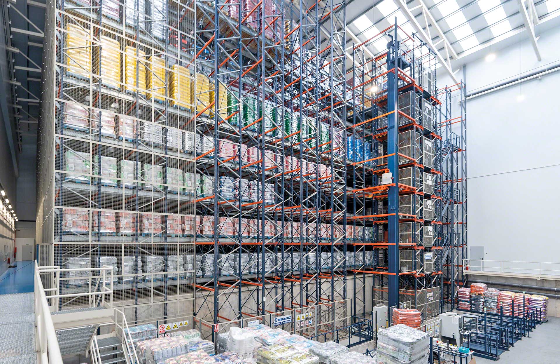 Vertical conveyors move pallets between several storage levels