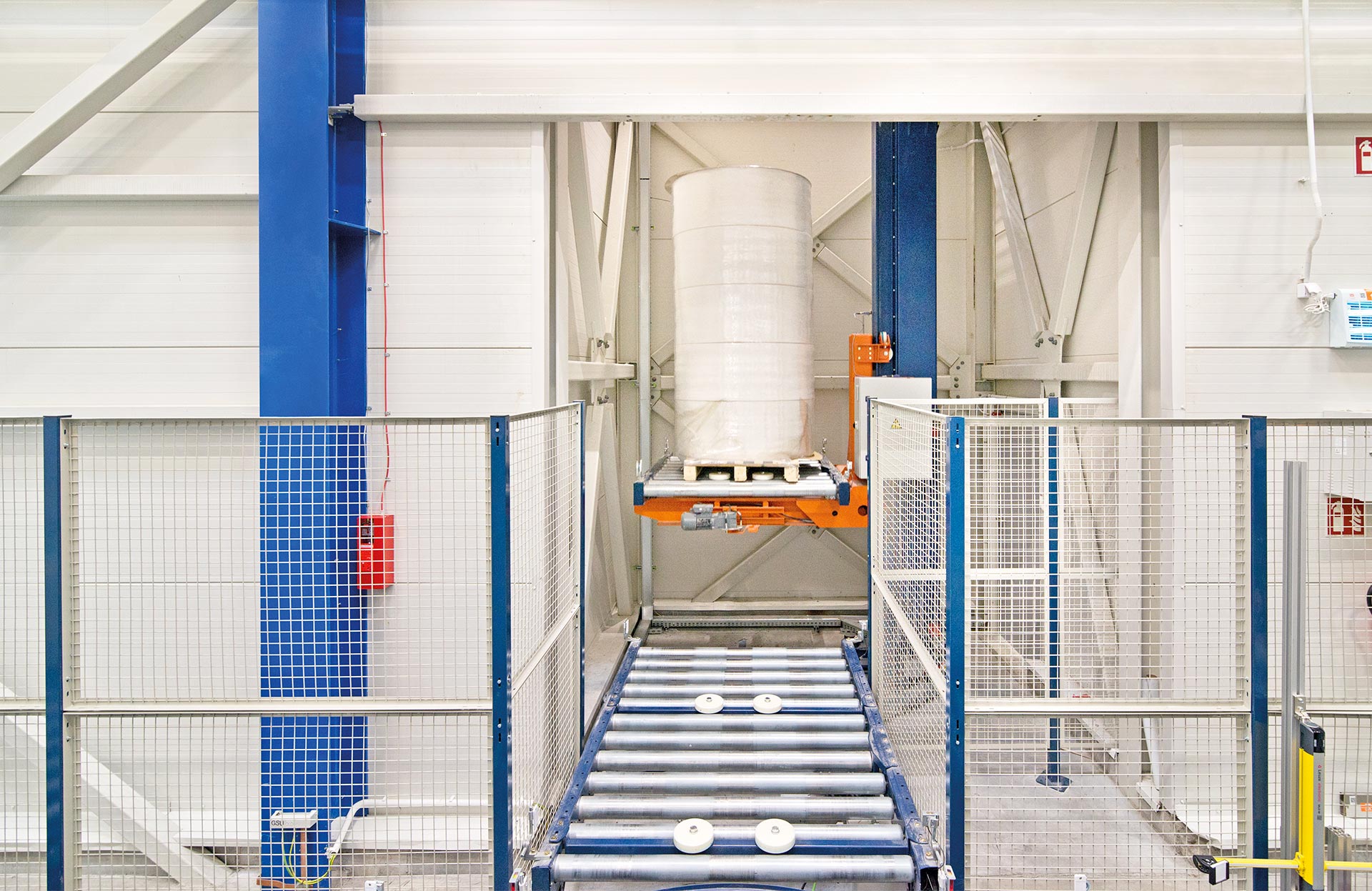 Vertical conveyors can handle various types of palletised loads