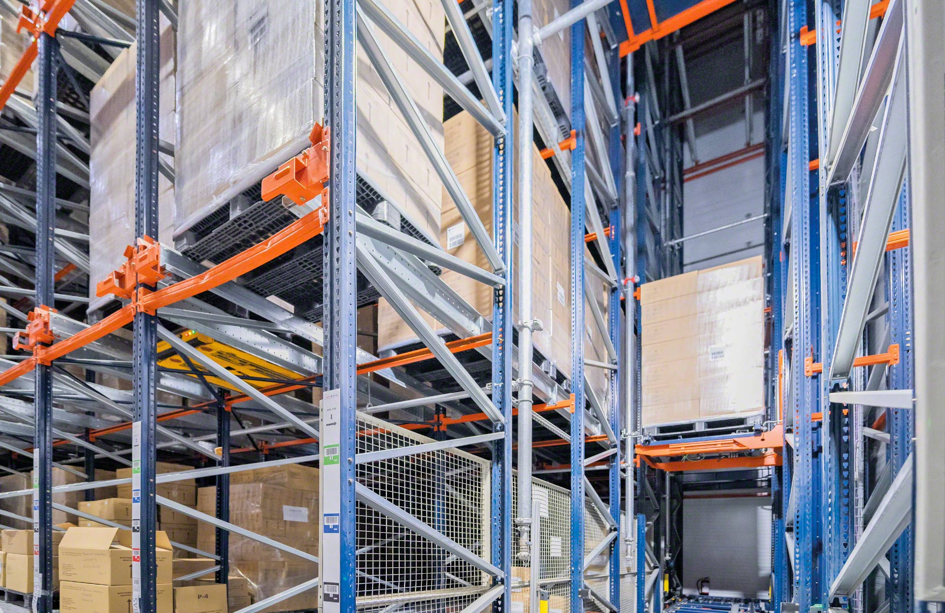 Thanks to their compact design, vertical conveyor elevators take up little space