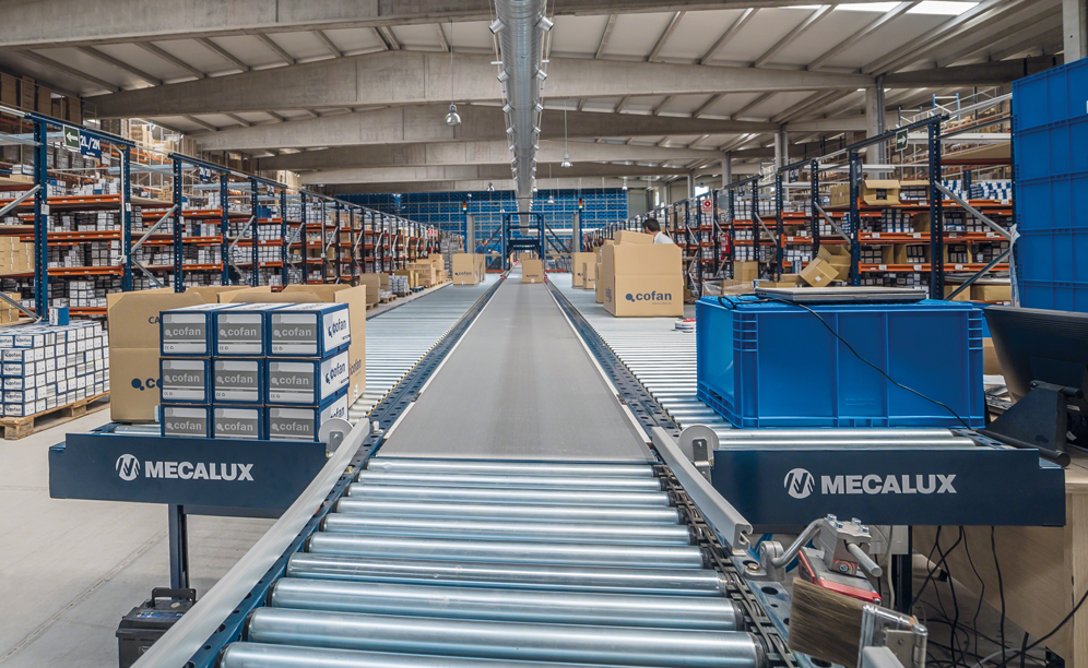 Running through the centre of this area is a circuit of conveyors moving at a speed of 45 m/min and where six, large capacity roller tables are arranged