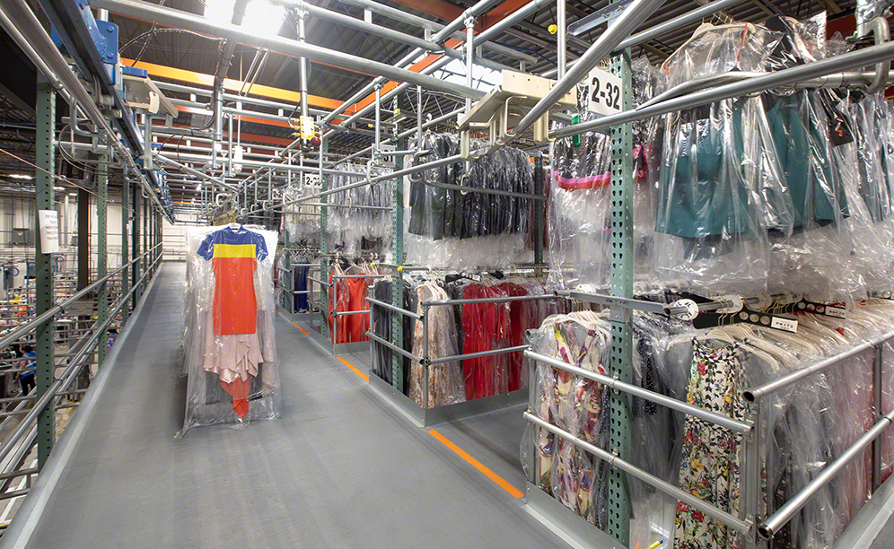 The racks for hanging garments manages 65,000 outfits