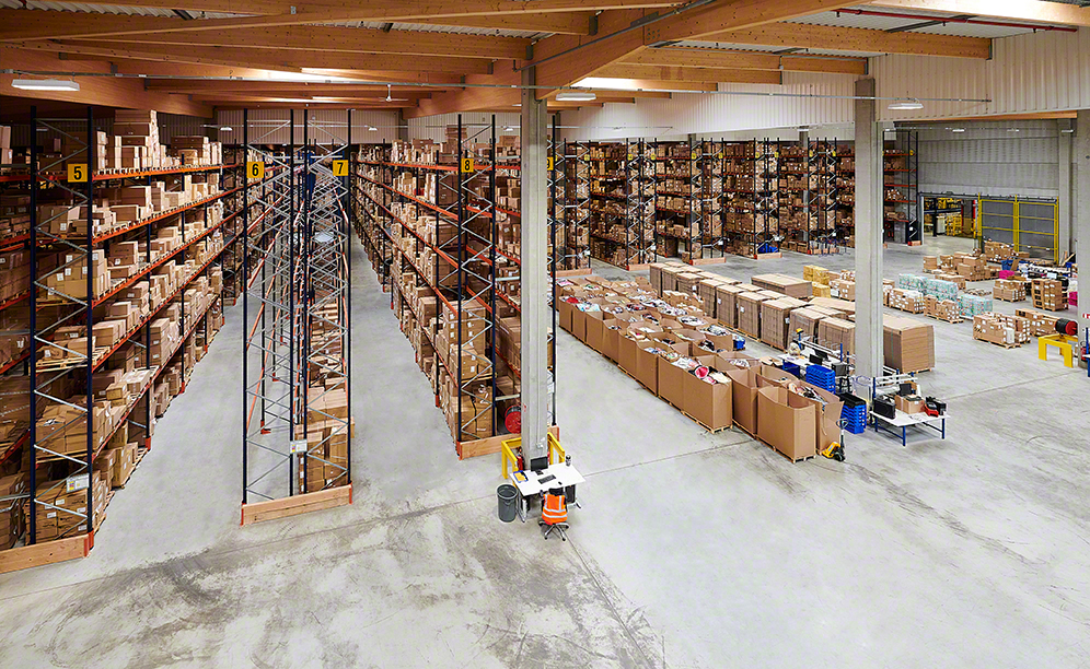 Deguisetoi.fr can manage more than 115,000 boxes and about 10,000 pallets