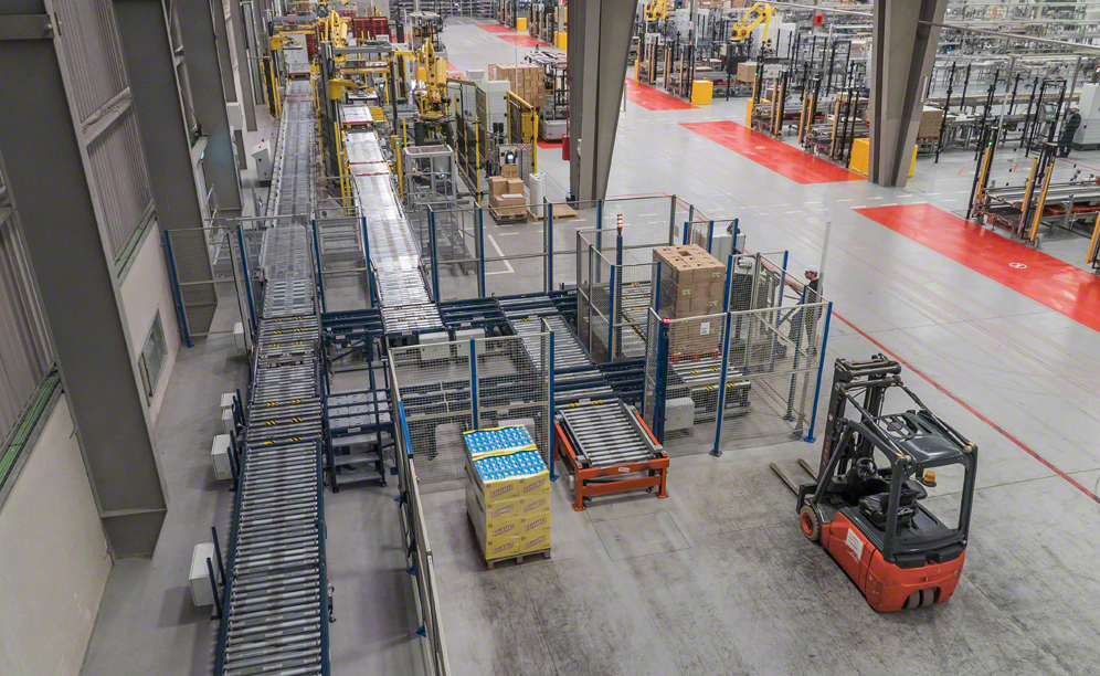 The circuit of conveyors supplied by Mecalux allow full integration between the factory and warehouse