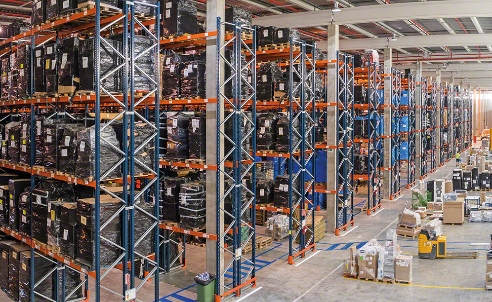 Pallet racks with capacity for more than 21,000 pallets