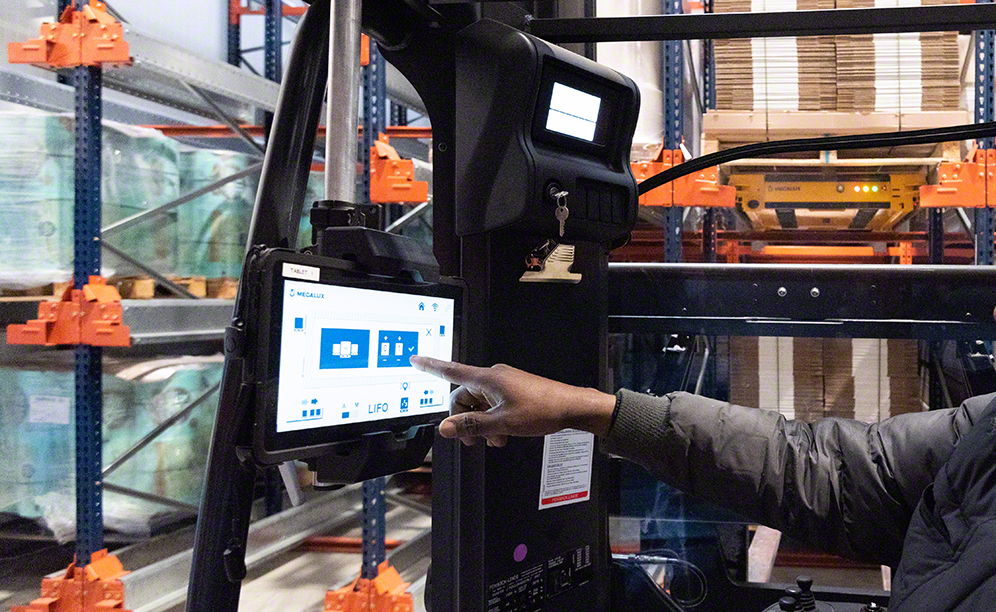 Operators control the Pallet Shuttle via a WIFI connected tablet