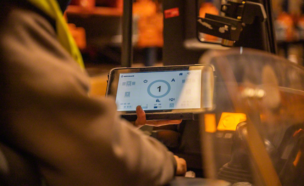 GM Technology operators use tablets to control the Pallet Shuttles