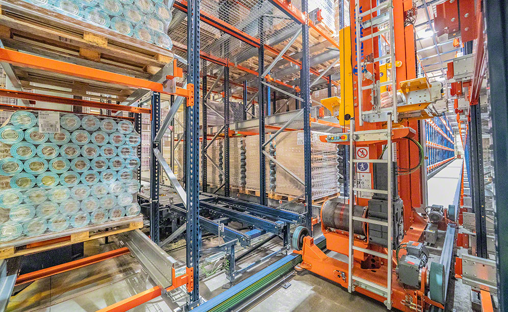 Automated Pallet Shuttle system and stacker crane in the Envases Group warehouse